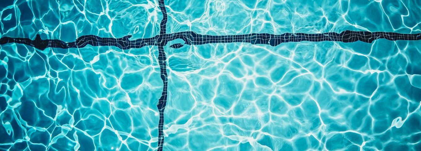 تنظيف المسابح